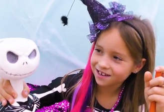 برنامه کودک سوفیا / سوفیا برای هالووین لباس می پوشد و از پدر آب نبات می خواهد