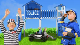 برنامه کودک کیندر / دزد و پلیس بازی با لباس پلیس واقعی 