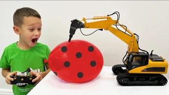 برنامه کودک سوفیا / بازی با بیل مکانیکی تراکتور اسباب بازی و بالن