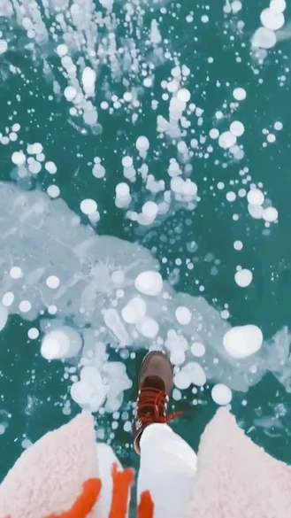 حباب های یخ مسحور کننده در دریاچه یخ زده