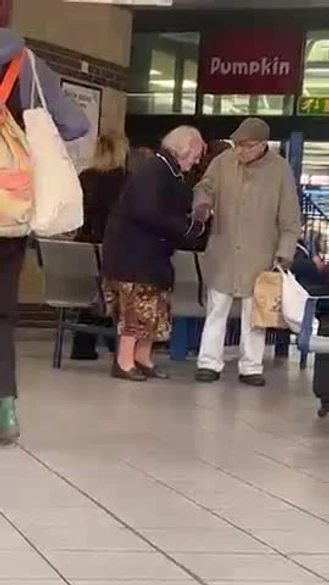 لحظه دل انگیزی که مرد سالخورده موهای همسرش را شانه می کند 