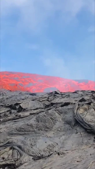 عکس العملش برای دیدن ماگمای مذاب آتشفشان شگفت انگیزه 